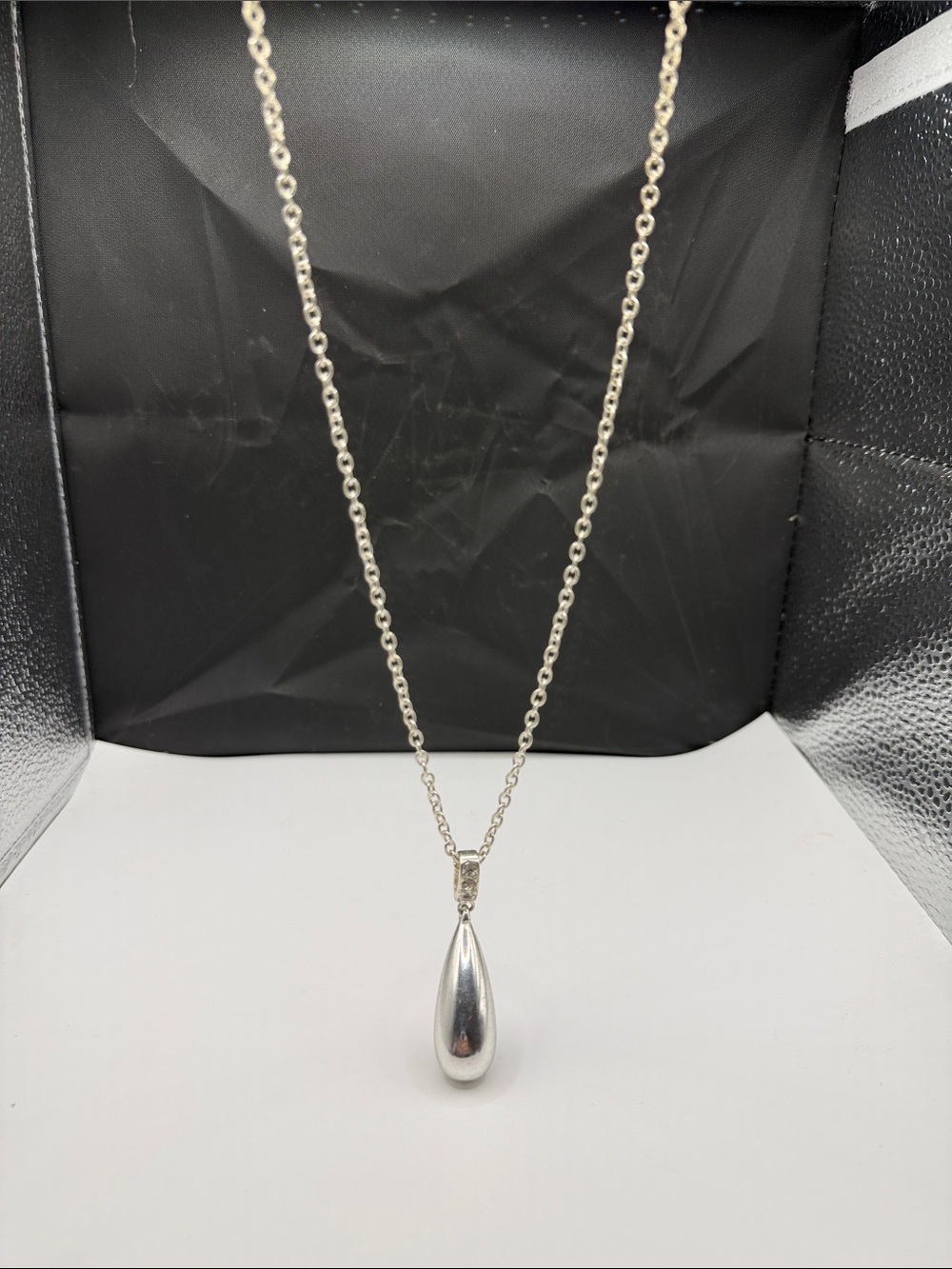 Silver tone Teardrop Pendant Necklace